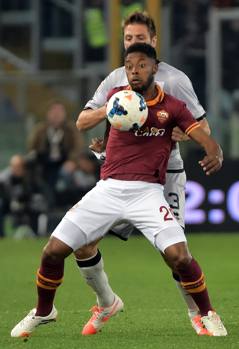 Bastos protegge la palla dall'arrivo di Lucchini. Afp